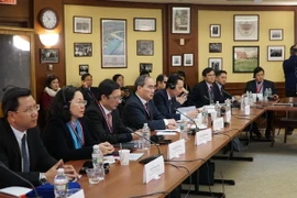 Ông Nguyễn Thiện Nhân, Ủy viên Bộ Chính trị, Bí thư Thành uỷ Thành phố Hồ Chí Minh trao đổi, thảo luận với các giáo sư trường Đại học Harvard Kennedy. (Ảnh: Hoàng Anh Tuấn/TTXVN)