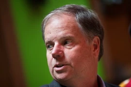 Ứng cử viên đảng Dân chủ Doug Jones. (Nguồn: AFP/TTXVN)