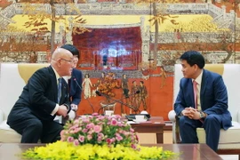 Chủ tịch Ủy ban nhân dân Thành phố Hà Nội Nguyễn Đức Chung tiếp Cố vấn đặc biệt của Thủ tướng Nhật Bản Iijima Isao. (Ảnh: An Đăng/TTXVN)