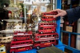 Hàng hóa được bày bán tại một khu chợ ở quận Notting Hill, London. (Nguồn: AFP/TTXVN)