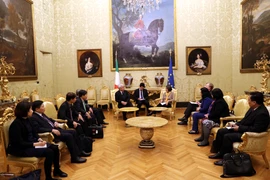 Đoàn công tác làm việc với Phó Chủ tịch Hạ viện Italy Marina Sereni. (Ảnh: Ngự Bình/Vietnam+)