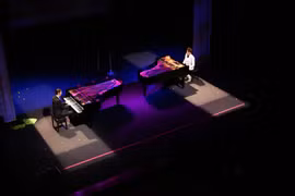 Nghệ sỹ Paul Cibis và Andreas Kern biểu diễn tiết mục Piano tại Liên hoan âm nhạc châu Âu 2017. (Ảnh: Quang Quyết/TTXVN)