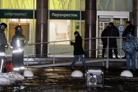 Cảnh sát và lực lượng cứu hộ làm nhiệm vụ tại hiện trường vụ nổ ở St.Petersburg. (Nguồn: AP/TTXVN)