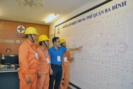 Tiến hành kiểm tra trạm biến áp 110kV cấp điện cho các trọng điểm đảm bảo điện. (Ảnh: Hoa Việt Cường/Vietnam+)