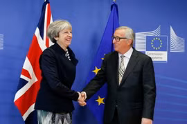Chủ tịch Ủy ban châu Âu Jean-Claude Juncker (phải) và Thủ tướng Anh Theresa May (trái) tại vòng đàm phán ở Brussels, Bỉ ngày 4/12. (Nguồn: THX/TTXVN)