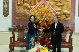 Trưởng ban Dân vận Trung ương Trương Thị Mai tặng quà Giám mục Nguyễn Văn Đệ nhân dịp lễ Noel 2017. (Ảnh: Thế Duyệt/TTXVN)