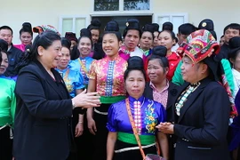 Phó Chủ tịch Quốc hội Tòng Thị Phóng với nhân dân Bản Hun, xã Chiềng Cọ, thành phố Sơn La, tỉnh Sơn La. (Ảnh: Phương Hoa/TTXVN)