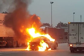Chiếc xe bốc cháy dữ dội khi đang lưu thông. (Ảnh: Nguyễn Nam/TTXVN)