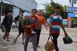 Người dân cửa biển Rạch Gốc, huyện Ngọc Hiển di dời đến nơi an toàn. (Ảnh: Huỳnh Thế Anh/TTXVN)