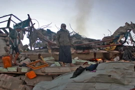 Hiện trường một vụ không kích xuống quận Sahar, tỉnh miền Bắc Saada của Yemen. (Nguồn: AFP/TTXVN)