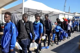 Người di cư tại căn cứ hải quân ở Tripoli, Libya sau khi được cứu trên biển. (Nguồn: AFP/TTXVN)