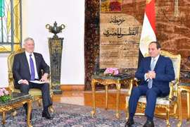 Tổng thống Ai Cập Abdel Fattah El-Sisi (phải) và Bộ trưởng Quốc phòng Mỹ James Mattis. (Nguồn: nileinternational.net)