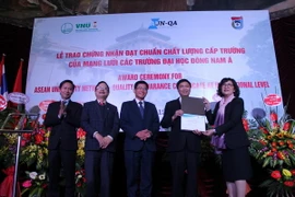 Bà Nantana Gajaseni trao chứng nhận đạt chuẩn kiểm định cấp trường cho Đại học Khoa học Tự nhiên - Đại học quốc gia Hà Nội. (Nguồn:TL/Vietnam+)