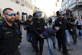 Cảnh sát Israel khống chế người biểu tình bạo động tại Đông Jerusalem. (Nguồn: THX/TTXVN)