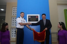 Lễ gắn biển công trình. (Ảnh: Hồ Cầu/TTXVN)