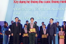 Phó Thủ tướng Vương Đình Huệ; Bí thư thứ nhất Trung ương Đoàn Lê Quốc Phong vinh danh 35 công trình, đề tài, sản phẩm sáng tạo tiêu biểu toàn quốc lần thứ X năm 2017. (Ảnh: Văn Điệp/TTXVN)
