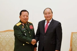 Thủ tướng Nguyễn Xuân Phúc tiếp Thượng tướng Chansamone Channhalat, Bộ trưởng Bộ Quốc phòng Lào. Ảnh: An Đăng/TTXVN)