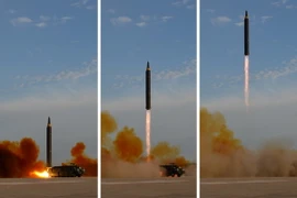 Tên lửa đạn đạo Hwasong-12 được phóng từ một địa điểm bí mật ở Triều Tiên. (Nguồn: Yonhap/TTXVN)