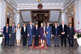 Chủ tịch UBND TP. Hồ Chí Minh Nguyễn Thành Phong và Đoàn đại biểu bang Ontario (Canada) do bà Katheen Wenne, Thủ hiến bang Ontario dẫn đầu. (Ảnh: Thanh Vũ/TTXVN)