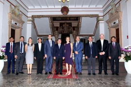 Chủ tịch UBND TP. Hồ Chí Minh Nguyễn Thành Phong và Đoàn đại biểu bang Ontario (Canada) do bà Katheen Wenne, Thủ hiến bang Ontario dẫn đầu. (Ảnh: Thanh Vũ/TTXVN)