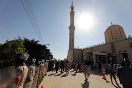 Binh sỹ và cảnh sát Ai Cập tăng cường an ninh bên ngoài đền thờ Hồi giáo Al-Rawda ở Bir al-Abed sau vụ tấn công khủng bố. (Nguồn: THX/TTXVN)