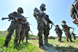 Binh sỹ Mỹ và Hàn Quốc trong một cuộc tập trận chung tại Yeoncheon, Đông Bắc Seoul. (Nguồn: AFP/TTXVN)