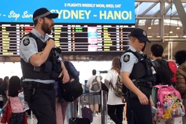 Cảnh sát Australia kiểm tra an ninh tại sân bay Sydney. (Nguồn: AFP/TTXVN)