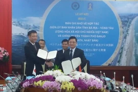 Ông Nguyễn Thành Long, Phó Chủ tịch Ủy ban Nhân dân tỉnh Bà Rịa-Vũng Tàu, và ông Isato Kunisada, Thị trưởng Thành phố Sanjo, trao đổi biên bản hợp tác giữa hai bên. (Ảnh: Hoàng Nhị/TTXVN)