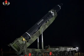 Tên lửa liên lục địa được đặt vào bệ phóng di động ở Triều Tiên, chuẩn bị cho vụ phóng. (Nguồn: YONHAP/TTXVN)