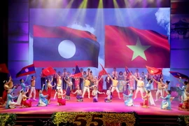 Chương trình nghệ thuật đặc biệt chào mừng 55 năm Ngày thiết lập quan hệ ngoại giao và 40 năm Ngày ký Hiệp ước Hữu nghị và Hợp tác Việt Nam-Lào. (Ảnh: Phương Hoa/TTXVN)