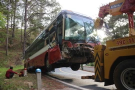 Chiếc xe giường nằm của nhà xe Thành Bưởi bị bẹp dúm phần đầu sau tai nạn. (Ảnh: Nguyễn Dũng/TTXVN)