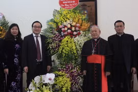 Bí thư Thành ủy Hà Nội Hoàng Trung Hải thăm, chúc mừng Đức Hồng y Phêrô Nguyễn Văn Nhơn, Tổng Giám mục Tổng Giáo phận Hà Nội. (Ảnh: Nguyễn Văn Cảnh/TTXVN)