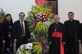 Bí thư Thành ủy Hà Nội Hoàng Trung Hải thăm, chúc mừng Đức Hồng y Phêrô Nguyễn Văn Nhơn, Tổng Giám mục Tổng Giáo phận Hà Nội. (Ảnh: Nguyễn Văn Cảnh/TTXVN)