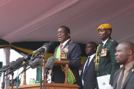 Tân Tổng thống Zimbabwe Emmerson Mnangagwa (trái). (Nguồn: THX/TTXVN)