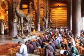Lễ Vu Lan báo hiếu được tổ chức trang nghiêm tại chùa Bái Đính. (Ảnh: Ninh Đức Phương/TTXVN)