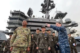 Chủ tịch Hội đồng tham mưu trưởng liên quân Hàn Quốc, Tướng Jeong Kyeong-doo (giữa) trong chuyến thăm tàu sân bay USS Ronald Reagan tại cảng Busan, Hàn Quốc. (Nguồn: YONHAP/TTXVN)