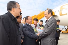 Ông Giàng A Chu, Phó Chủ tịch Hội đồng Dân tộc của Quốc hội, Chủ tịch Nhóm Nghị sỹ Hữu nghị Việt Nam-Maroc đón Chủ tịch Hạ viện và Phu nhân Sân bay Quốc tế Nội Bài. (Ảnh: Doãn Tấn/TTXVN)