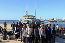 Người di cư tới căn cứ hải quân ở Tripoli, Libya sau khi được cứu trên biển. (Nguồn: AFP/TTXVN)