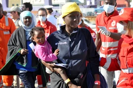 Người di cư tới Palermo, Sicily, Italy sau khi được cứu trên biển. (Nguồn: AFP/TTXVN)