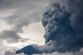 Núi lửa Agung trên đảo Bali phun tro bụi. (Nguồn: THX/TTXVN)