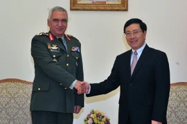 Phó Thủ tướng Chính phủ, Bộ trưởng Ngoại giao Phạm Bình Minh tiếp Đại tướng Mikhail Kostarakos, Chủ tịch Ủy ban Quân sự Liên minh châu Âu. (Ảnh: Nguyễn Khang/TTXVN)