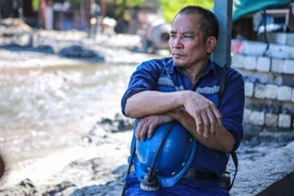 Nỗi lo về cơm áo gạo tiền đang hiển hiện trước mắt những người công nhân nghèo. (Ảnh: Minh Sơn/Vietnam+)