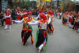 [Photo] Chiêm ngưỡng trai làng giả gái múa “con đĩ đánh bồng” 