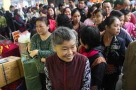 [Photo] Đổ xô đi mua vàng nhân ngày vía thần tài từ 5 giờ sáng 