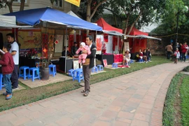 [Photo] Hai cảnh xin chữ đối lập ở hồ Văn và Văn Miếu