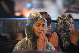 [Photo] Hàng vạn người dân đội mưa cầu an ở chùa Phúc Khánh