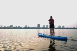 [Photo] Lướt ván trên mặt hồ Tây với môn chèo thuyền SUP độc đáo 