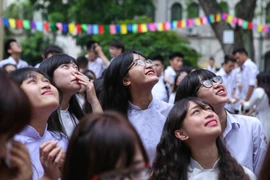 [Photo] Những nụ hôn ngọt ngào ngày chia tay thời áo trắng