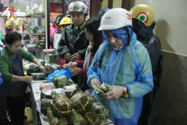 [Photo] Đội mưa xếp hàng mua giò chả, bánh chưng như thời bao cấp 