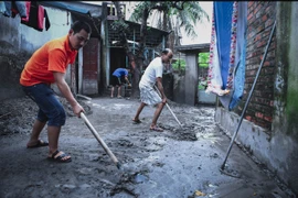 Những con đường bùn ngập hàng mét đã được khơi thông trong 1, 2 ngày. (Ảnh: Minh Sơn/Vietnam+)